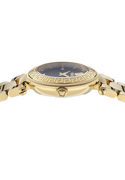 Guld armbåndsur med sort urskive, græsk nøglemønster bezel, Medusa-logo på kronen og ledet armbånd vist fra sidevisning.