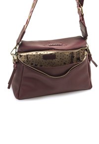 Borsa a mano in pelle bordeaux con finitura testurizzata, zip dorata e fodera in tessuto stampato con stelle nere. Inclusa tracolla regolabile.