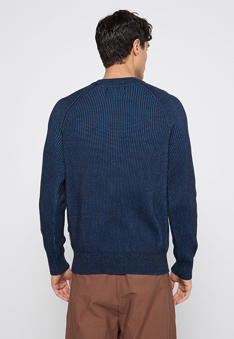 Marineblaues geripptes Pullover mit Rundhalsausschnitt und Raglanärmeln, ausgestattet mit strukturiertem Stoff und einem eng anliegenden Bund.