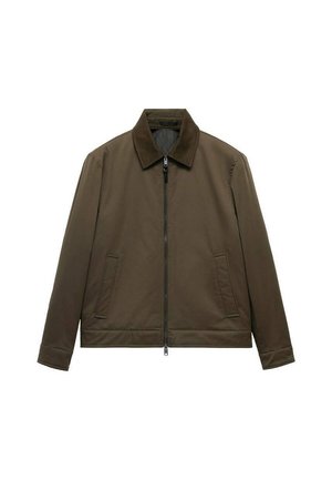 Veste vert olive à la texture lisse et mate. Elle dispose d'une fermeture éclair, d'un col et de deux poches avant. Design simple et droit.