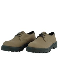 Braune synthetische Schuhe mit einer glatten Oberfläche, Schnürdesign und strukturierten schwarzen Gummisohlen mit tiefen Profilen für besseren Halt.