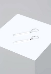 Pendientes colgantes de plata con formas rectangulares alargadas, superficie lisa y brillante, y cierres de palanca.