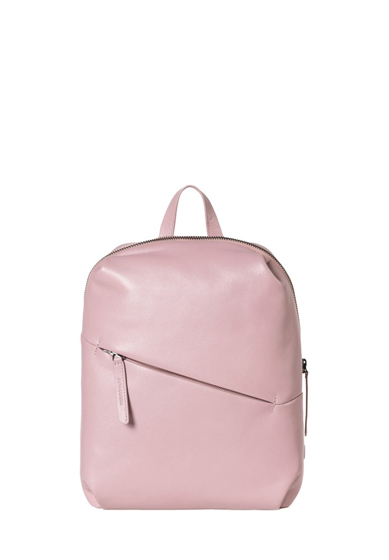 Zaino in pelle rosa dalla forma arrotondata, con manico superiore e tasca con zip diagonale sulla parte anteriore. Texture liscia con dettagli in metallo nero.