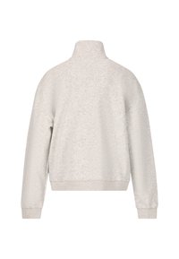 Hellgrauer Hoodie mit steigendem Kragen, weicher Textur, überschnittenen Schultern sowie gerippten Ärmelbündchen und Saum. Schlichtes, minimales Design ohne Muster.