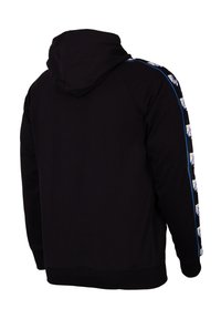 Zwarte hoodie met een achteraanzicht, voorzien van een capuchon en een blauwe zijstreep met grafische accenten. Zachte textuur en normale pasvorm.