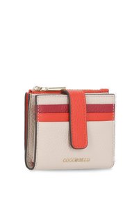 Portafoglio in pelle beige con accenti a strisce rosse e rosso scuro. Presenta una chiusura a scatto e hardware dorato. Nome del marchio "Goccinelle" in rilievo.