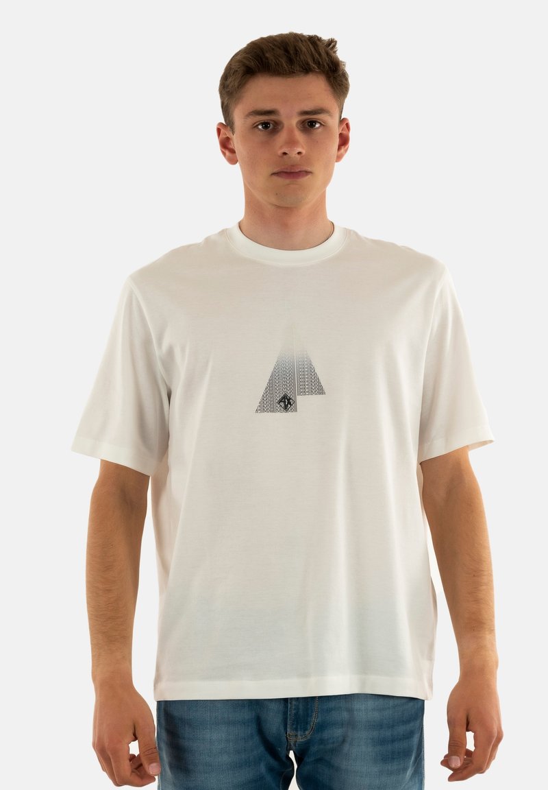 T-shirt bianca in cotone a maniche corte, con un design geometrico a triangolo nero al centro. Collo girocollo, vestibilità rilassata.