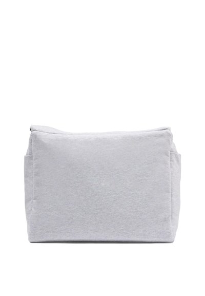 Grijze stoffen tas met een rechthoekige vorm, met een zachte textuur en een minimalistisch ontwerp. Voorzien van zijvakken voor extra opbergruimte.