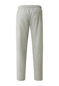 Pantalones de lino gris claro con cinturilla elástica, piernas ajustadas y un solo bolsillo trasero. Textura suave, diseño minimalista.