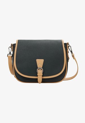 Sac bandoulière en cuir noir avec garniture beige et sangle réglable, fermeture à boucle à l'avant et accessoires en métal argenté.