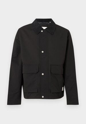 Svart jakke med kordfløyelskrage, to frontlommer, trykknapper og rett fasong. Laget av glatt, slitesterkt materiale.