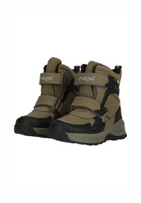 Bottines brunes et noires avec une tige imperméable, deux sangles Velcro ajustables, semelles en caoutchouc texturé et accents réfléchissants.
