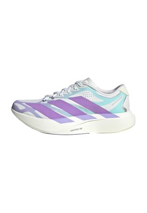 Hvid atletik sko med lilla striber og lyseblå accenter, tyk hvid sål mærket "Lightstrike Pro" og snørelukning.