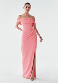 Roza obleka brez ramen z oblikovanim korzetom in stranskim razporkom. Iz gladkega blaga, z nabrano dekoracijo in tankimi naramnicami.