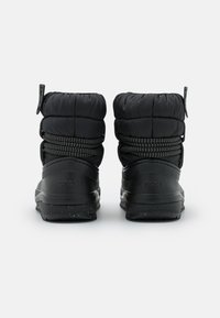 Bottes de neige noires en duvet avec une semelle en caoutchouc texturée et des languettes de tirage. Dotées d'un dessus rembourré avec des bandes élastiques pour un ajustement optimal.