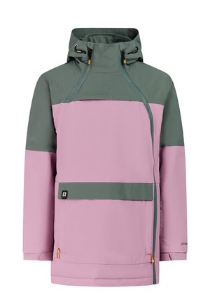 Personne portant une veste d'hiver rose et verte, un pantalon vert assorti, des gants noirs, des bottes noires et un bonnet tricoté rose rayé, debout sur un fond uni.