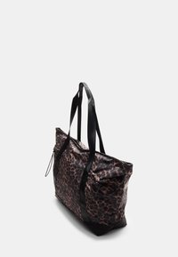 Čierna a ružová taška s leopardím vzorom, so svojimi dvoma pevnými čiernymi uchami, zipsom a textúrovaným povrchom. Obsahuje bočnú vrecko.