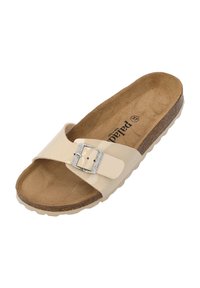 Crème slip-on sandaal met een glanzende band en een met strass versierde gesp. Kurken voetbed met een geprofileerde zool voor grip.