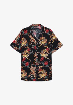 Camicia a maniche corte in tessuto nero con vivaci motivi di tigri e rose in rosso, giallo e verde, dal taglio rilassato e chiusura con bottoni.
