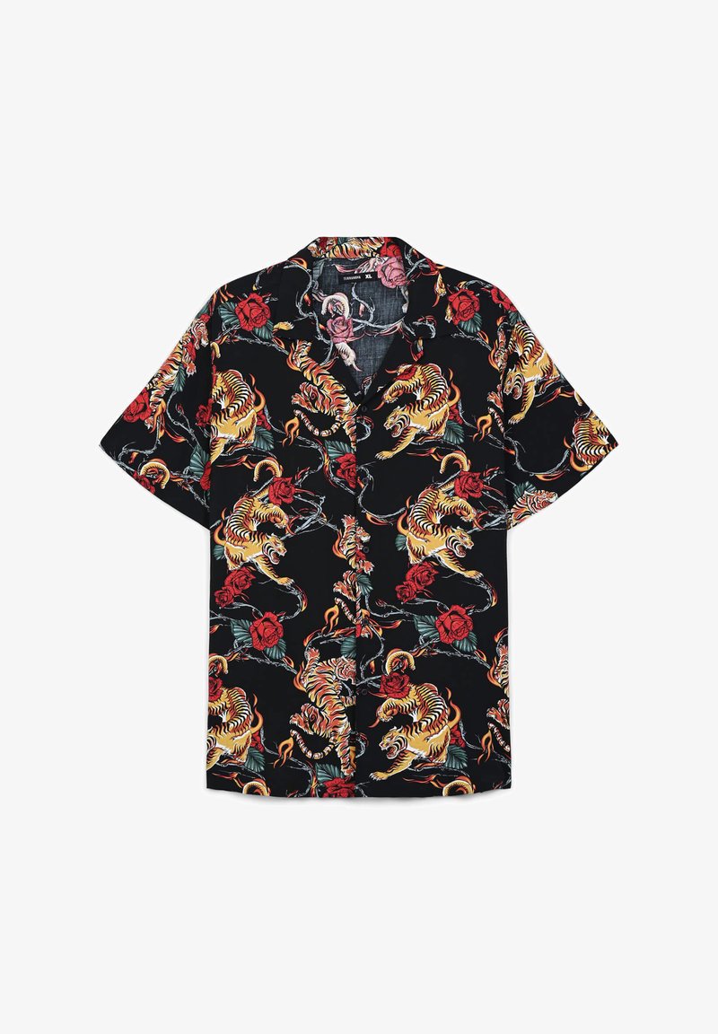 Koszula z krótkim rękawem w czarnym kolorze, zdobiona żywymi wzorami tygrysa i róży w odcieniach czerwieni, żółci i zieleni, o luźnym kroju i zapięciu na guziki.