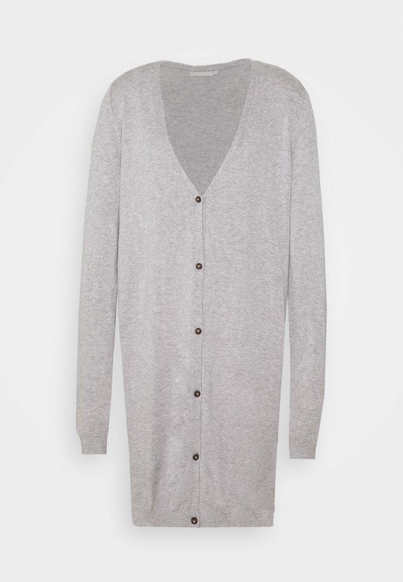 Harmaa neuletakki pehmeast kangast, millel on sügav V-kaelus, pikad varrukad ja pruunid nupud ees. Sirge lümf ja minimaalne tekstuur.