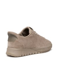 Sneaker in suede beige con punta arrotondata, design con lacci e suola in gomma testurizzata. Presenta una fodera morbida e un piccolo logo dettagliato sul tallone.