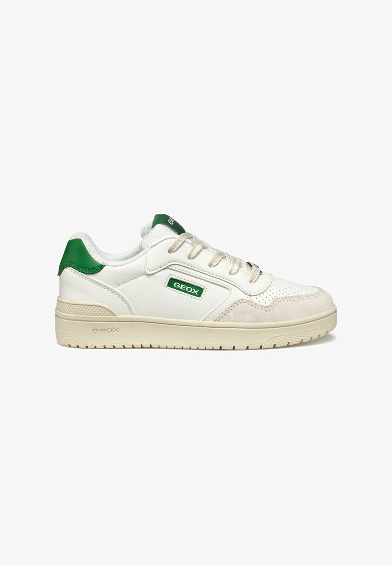 Zapatillas de cuero blanco con acentos verdes, superposiciones texturizadas y suela de goma. Presentan un diseño de cordones y un logotipo en el costado.
