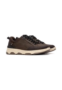 Zapatillas de piel marrón con cordones negros, que cuentan con una suela beige acolchada y acentos texturizados. Punta redondeada y construcción duradera.