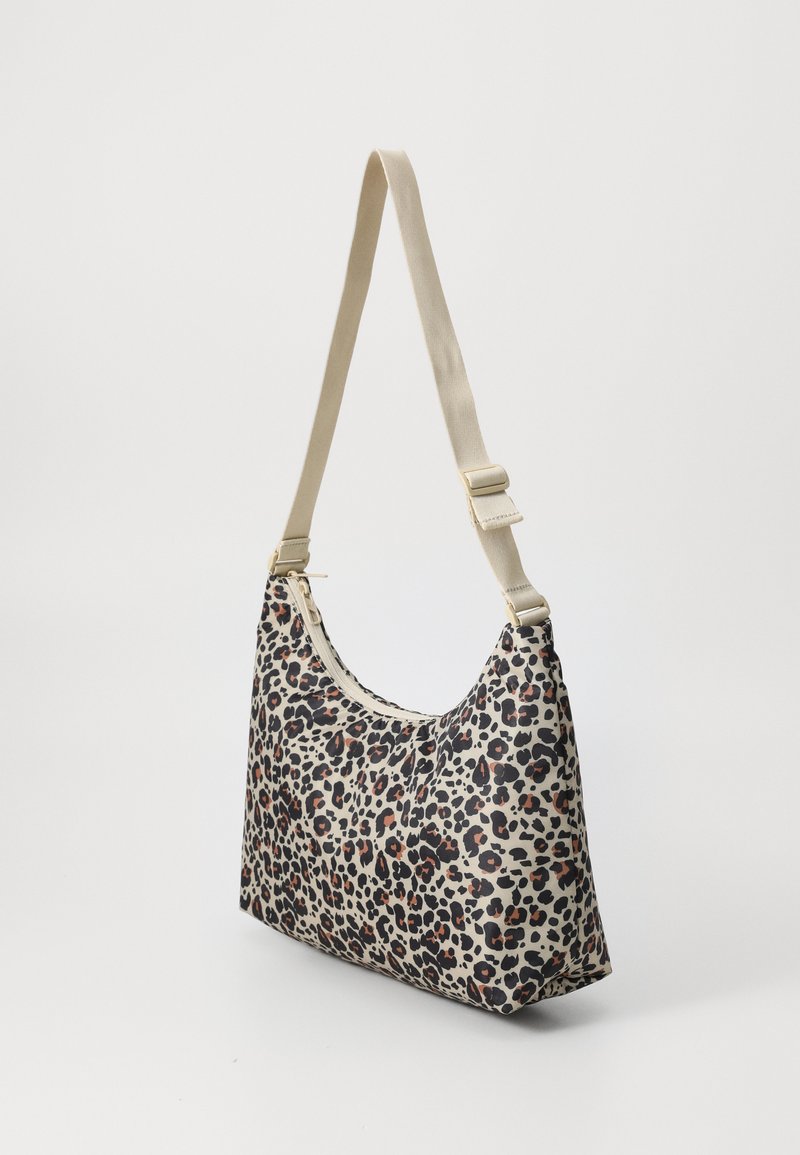 Borsa a spalla con stampa leopardata in beige, con una texture di tessuto morbido, forma curva, e tracolla regolabile color crema con dettagli in oro.