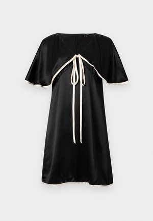 Robe noire en satin longueur genou avec manches cape, bordure ivoire le long des bords, et détail de nœud devant sous l'encolure.