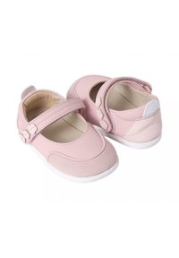 Zapatos Mary Jane de piel rosa con puntera texturizada, una correa de Velcro y suela de goma blanca. Presentan acentos florales cerca de la correa.