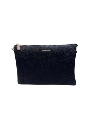 Clutch bag in pelle nera con superficie texture, chiusura con zip e un logo argentato brandizzato sul fronte. Forma rettangolare e design sottile.