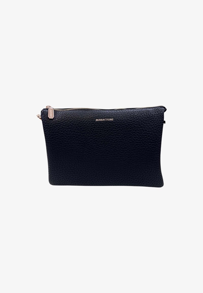 Clutch bag in pelle nera con superficie texture, chiusura con zip e un logo argentato brandizzato sul fronte. Forma rettangolare e design sottile.