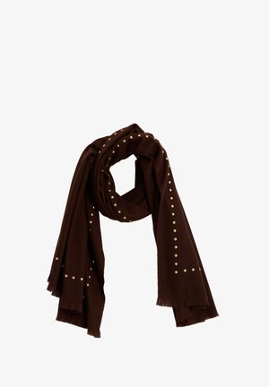 Bufanda marrón hecha de un tejido suave, con tachuelas doradas dispuestas en un patrón a lo largo de un lado, y bordes deshilachados para añadir textura.