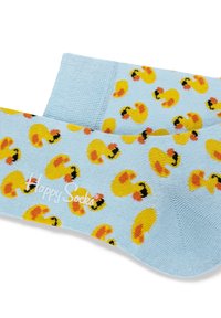 Lyseblå sokker med et mønster af gule gummidyr, med sorte accenter. Stoffet ser ud til at være strikket med et tekstureret ankleområde.