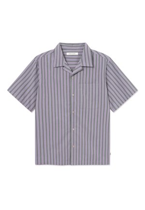 Koszula z krótkim rękawem w kolorze lawendowym z pionowymi zielonymi i czarnymi paskami, zapięcie na guziki, kołnierzyk typu camp oraz kieszonka na piersi.