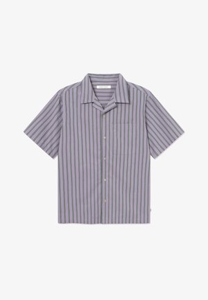 Camicia lavanda a maniche corte con righe verticali verdi e nere, chiusura con bottoni sul davanti, colletto alla coreana e taschino sul petto.