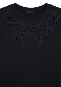 T-shirt nero a maniche corte con ricamo a fiori intagliato sul collo. Realizzato in tessuto morbido e traspirante con una texture liscia.
