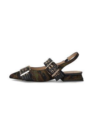 Zapatos slingback de camuflaje con puntera afilada, detalles en cuero negro y hebillas metálicas. Tacón plano con material texturizado.