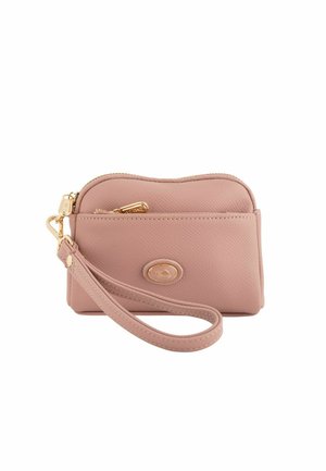 Portefeuille en cuir texturé rose clair avec une fermeture éclair dorée et une sangle pour poignet détachable, arborant un petit logo rond à l'avant.