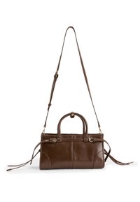 Brun læderhåndtaske med et struktureret design, dobbelt top-håndtag og en aftagelig skulderrem. Udstyret med hardware og accenter i guld-tone.