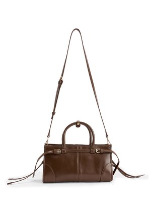 Brązowa skórzana torebka o usztywnionej konstrukcji, z podwójnymi uchwytami u góry i odczepianym paskiem na ramię. Posiada złote akcenty i okucia.