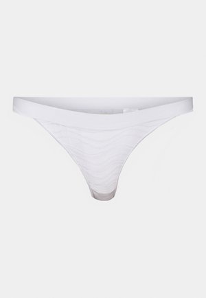 Tanga de encaje blanco con una cinturilla suave, patrón ondulado y cobertura mínima. Textura suave para mayor comodidad y flexibilidad.