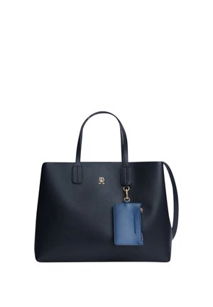Borsa tote in pelle nera con due manici e una piccola pochette blu attaccata sul davanti con una chiusura dorata.
