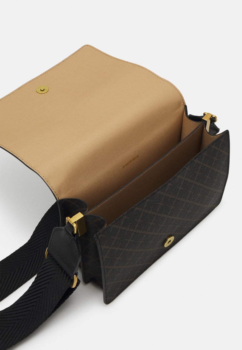 Svart mönstrad axelremsväska med guldknappstängning och beige inredning. Har en texturerad rem och två innerfickor.