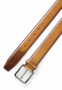 Tan läderbälte med slät yta, utrustat med fem justeringshål, en spänne i silverfärgad metall och en avsmalnad änddesign.
