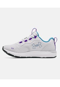 Scarpa sportiva bianca con accenti viola, sopra in rete e suola strutturata; presenta un interno blu e un sistema di lacci regolabile.
