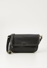 Borsa a tracolla nera in pelle con cuciture bianche, chiusura a pattina, tracolla regolabile e dettagli in hardware dorato. Forma rettangolare compatta.