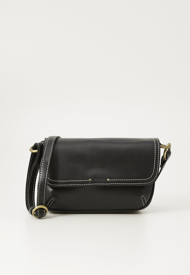 Borsa a tracolla nera in pelle con cuciture bianche, chiusura a pattina, tracolla regolabile e dettagli in hardware dorato. Forma rettangolare compatta.