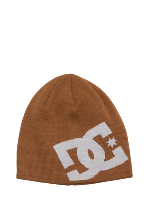 Gorro de punto marrón con un gran logo blanco de DC. El material tiene una textura, con un diseño ajustado y redondeado y un sutil patrón de canalé.